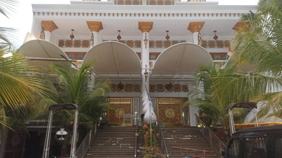 Kanopi membrane lengkung di depan bangunan masjid berkubah putih